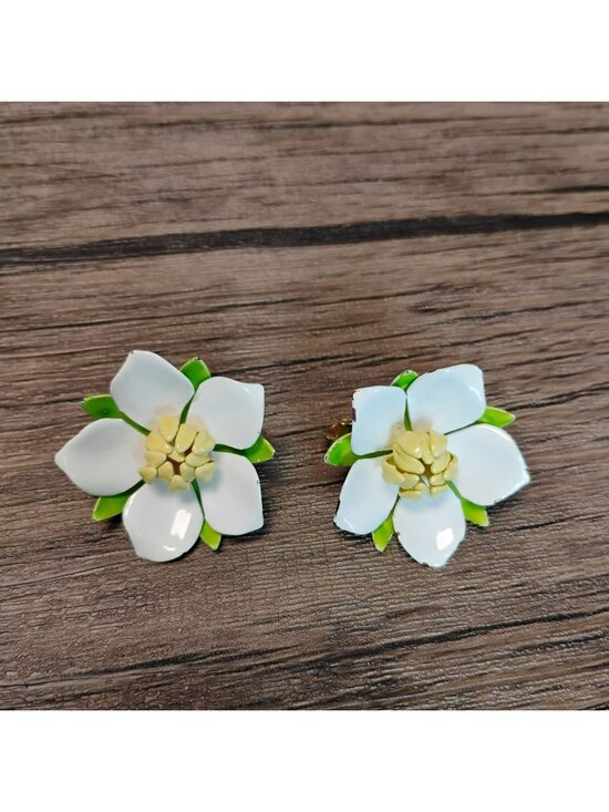Sarah Coventry Jewelry - Vintage Sarah Coventry White & Green Enamel Flower Clip-On Earrings Retro Floral
